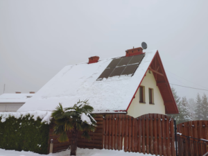 Mikroinstalacja fotowoltaiczna na dachu budynku mieszkalnego. Kompletny system z falownikiem i modułami monokrystalicznymi. Warszawa | RENEVen