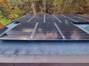 Mikroinstalacja fotowoltaiczna na dachu budynku mieszkalnego. Kompletny system z falownikiem i modułami monokrystalicznymi. Warszawa | RENEVen