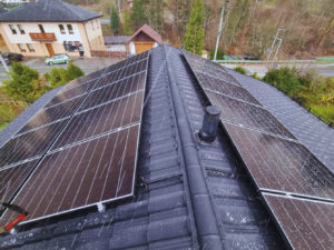 Instalacja fotowoltaiczna na dachu domu jednorodzinnego. Kompletny system z falownikiem i modułami monokrystalicznymi. Warszawa | RENEVen