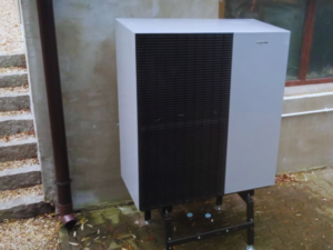 Montaż pompy ciepła powietrze-woda Viessmann z zasobnikiem CWU w starym domu jednorodzinnym. Warszawa RENEVen