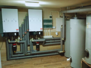 Montaż pomp ciepła powietrze-woda Viessmann z zasobnikiem CWU w starym domu jednorodzinnym. Warszawa | RENEVen