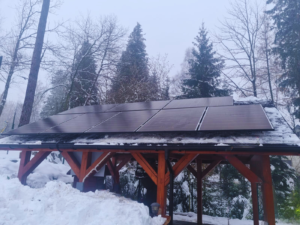 Instalacja fotowoltaiczna na dachu domu jednorodzinnego. Kompletny system z falownikiem i modułami monokrystalicznymi. Warszawa | RENEVen