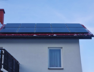 Instalacja fotowoltaiczna na dachu domu jednorodzinnego. Kompletny system z falownikiem i modułami monokrystalicznymi. Warszawa | RENEVen