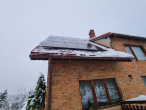 Instalacja fotowoltaiczna na dachu domu jednorodzinnego. Kompletny system z falownikiem i modułami monokrystalicznymi. Warszawa | RENEVen