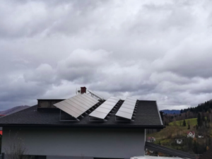 Instalacja fotowoltaiczna na dachu domu jednorodzinnego. Kompletny system z falownikiem i modułami monokrystalicznymi. Warszawa | RENEVen