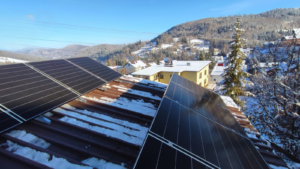 Instalacja fotowoltaiczna na dachu domu jednorodzinnego. Kompletny system z falownikiem i modułami monokrystalicznymi. Warszawa | RENEVen