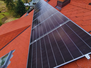 Instalacja fotowoltaiczna na dachu domu jednorodzinnego. Kompletny system z falownikiem i modułami monokrystalicznymi. Warszawa | RENEVen