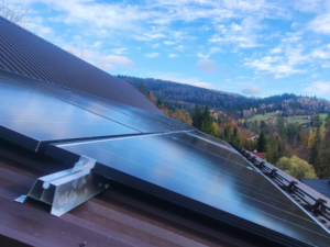 Instalacja fotowoltaiczna na dachu domu jednorodzinnego. Kompletny system z falownikiem i modułami monokrystalicznymi. Warszawa | RENEVen