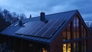 Profesjonalny montaż instalacji fotowoltaicznej na dachu domu jednorodzinnego. 14 paneli słonecznych premium Warszawa | RENEVen