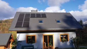 Instalacja fotowoltaiczna na dachu domu jednorodzinnego. Kompletny system z falownikiem i modułami monokrystalicznymi. Warszawa | RENEVen