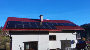 Instalacja fotowoltaiczna na dachu domu jednorodzinnego. Kompletny system z falownikiem i modułami monokrystalicznymi. Warszawa | RENEVen