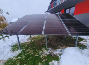 Instalacja fotowoltaiczna na gruncie dla domu jednorodzinnego. Nowoczesny system zapewniający niezależność energetyczną domu. Warszawa | RENEVen