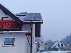 Instalacja fotowoltaiczna na dachu domu jednorodzinnego. Kompletny system z falownikiem i modułami monokrystalicznymi. Warszawa | RENEVen