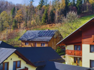 Instalacja fotowoltaiczna na starym domu z drewna. Kompletny system z falownikiem i modułami monokrystalicznymi. Warszawa | RENEVen