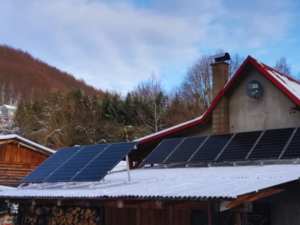 Instalacja fotowoltaiczna na dachu składu na drewno. Kompletny system z falownikiem i modułami monokrystalicznymi. Warszawa | RENEVen