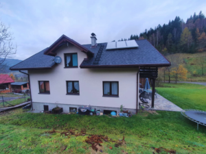 Instalacja solarna z kolektorami płaskimi wspierająca ogrzewanie wody użytkowej. Montaż na dachu z południową ekspozycją. Warszawa | RENEVen