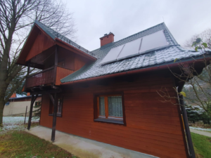 Instalacja solarna z kolektorami płaskimi wspierająca ogrzewanie wody użytkowej. Montaż na dachu z południową ekspozycją. Warszawa | RENEVen