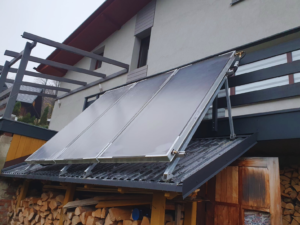 Instalacja solarna z kolektorami płaskimi wspierająca ogrzewanie wody użytkowej. Montaż na dachu z południową ekspozycją. Warszawa | RENEVen