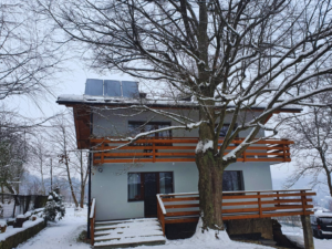 Instalacja solarna z kolektorami płaskimi wspierająca ogrzewanie wody użytkowej. Montaż na dachu z południową ekspozycją. Warszawa | RENEVen