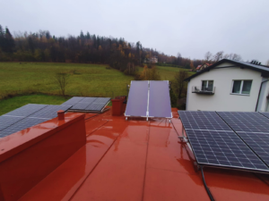 Instalacja fotowoltaiczna i solarna z kolektorami płaskimi wspierająca ogrzewanie wody użytkowej. Warszawa | RENEVen