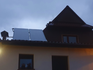Instalacja solarna z kolektorami płaskimi wspierająca ogrzewanie wody użytkowej. Montaż na dachu z południową ekspozycją. Warszawa | RENEVen